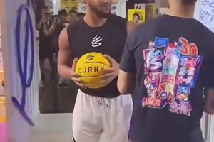 你是库里，那我是谁？😂当库里看到自己蜡像，也忍不住模仿起来